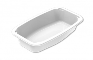 Il s'agit d'un plateau rectangulaire à compartiment unique avec un intérieur lisse et brillant, conçu pour l'emballage de repas. Le plateau a une structure solide et légèrement effilée, permettant un empilage efficace pour le stockage et le transport. Son rebord comporte une lèvre définie, compatible avec les équipements de scellage pour assurer une fermeture sécurisée et étanche. Le bord extérieur présente de petites encoches qui améliorent la prise pour une manipulation et une ouverture faciles. Le plateau est d'un blanc éclatant, offrant un aspect propre et hygiénique, adapté à diverses présentations alimentaires.