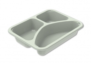 Il s'agit d'un plateau rectangulaire à trois compartiments de la gamme Evolve, conçu pour l'emballage de repas. Le plateau est doté de parois droites et lisses et d'une base plate, avec un grand compartiment et deux sections plus petites, permettant de séparer différents aliments. Sa structure est solide et légèrement effilée pour un empilage efficace pendant le stockage et le transport. Le rebord comporte une lèvre définie compatible avec les équipements de scellage, assurant une fermeture sécurisée et étanche. De petites encoches sur le rebord extérieur offrent une meilleure prise pour une manipulation et une ouverture faciles. Le plateau est de couleur neutre et claire, conforme au design écologique de la gamme Evolve.