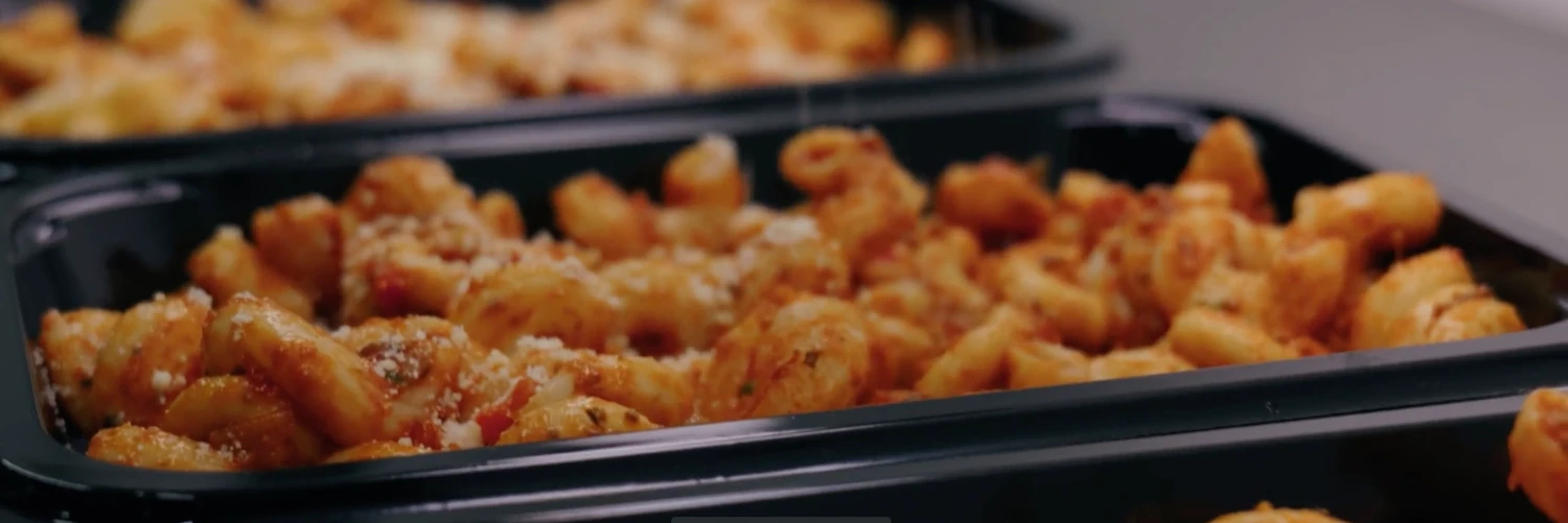 Some CiMa-Pak trays with food